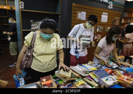 Hong Kong, CHINE. 31 juillet 2020. Les clients pêchant pour des articles à prix avantageux à l'intérieur DES LIVRES SWINDON le dernier jour de la vente de clôture. Swindon Books ( Swindon Book Co. ) établi en 1918 ont fermé sa dernière librairie à Hong Kong aujourd'hui.juillet-31, 2020 Hong Kong.ZUMA/Liau Chung-ren crédit: Liau Chung-ren/ZUMA Wire/Alay Live News Banque D'Images