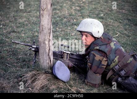 21 mars 1994 pendant la guerre en Bosnie : un soldat belge de la FORPRONU sécurise une zone d'atterrissage d'hélicoptère, adjacente à la base de l'armée britannique près de Vitez. Banque D'Images