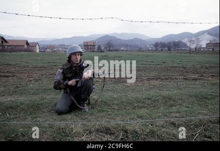 21 mars 1994 pendant la guerre en Bosnie : un soldat belge de la FORPRONU sécurise une zone d'atterrissage d'hélicoptère, adjacente à la base de l'armée britannique près de Vitez. Banque D'Images