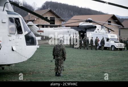 21 mars 1994 pendant la guerre en Bosnie : le corps du caporal Barney Warburton des Royal Engineers vient d'être transféré à un hélicoptère Royal Navy Sea King à la base britannique près de Vitez. Banque D'Images