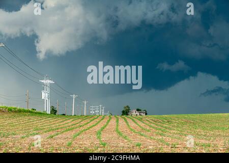 Panorama d'un système de tempête massif, qui est une étape pré-tornade, passant au-dessus d'une ferme dans les grandes plaines. Banque D'Images