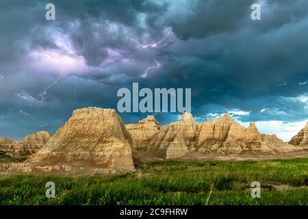 Une tempête de foudre active au-dessus des montagnes du parc national des Badlands dans le Dakota du Sud illumine le ciel. Banque D'Images