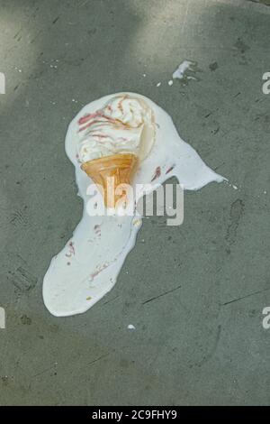 LONDRES, Royaume-Uni - 31 juillet 2020 les cornets de crème glacée fondent après avoir été déposés sur le sol lors d'une journée chaude de sweltering à Londres, alors que les températures devraient dépasser 33Celcius/92Fahrenheit le jour le plus chaud de l'année. Credit: amer ghazzal / Alamy Live News Banque D'Images