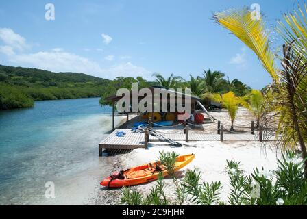 L'équipement des sports nautiques au bord de la rivière sur l'île de Roatan Resort (Honduras). Banque D'Images