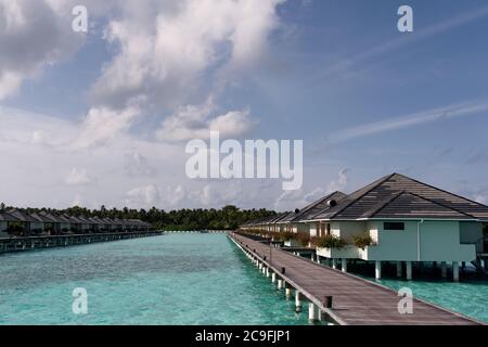 Magnifique paysage de villas sur l'eau sur l'île des Maldives, l'océan Indien. Voyage de luxe destination fond pour les vacances d'été et de vacances concep Banque D'Images