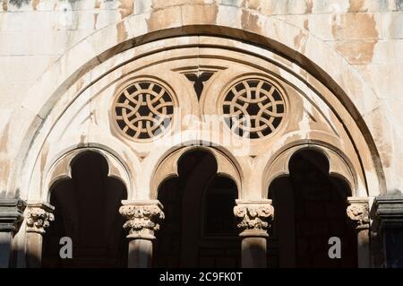 Arcade et arches médiévales, détails du cloître du monastère dominicain à Dubrovnik, Croatie, style gothique et Renaissance détails architecturaux Banque D'Images