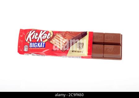 Hershey’s Kit Kat Big Kat avec emballage ouvert montrant la barre de bonbons de galettes croquantes dans le chocolat au lait Banque D'Images