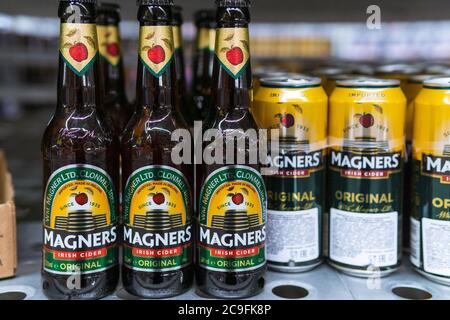 Tyumen, Russie-12 juillet 2020: Bouteille de Magners Original Irish Cider sélective focus. Vente au supermarché Banque D'Images