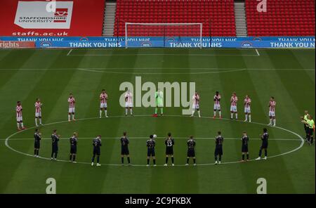 Les joueurs et les officiels applaudisquent une minute pour le personnel du NHS lors de Covid 19 avant le match du championnat Sky Bet au stade bet365, Stoke. Banque D'Images