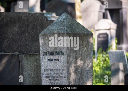 Prague, République tchèque - juillet 12 2020 : pierre tombale du romancier Franz Kafka sur le nouveau cimetière juif ‎Novy Zidovsky Hrbitov Olsany. Banque D'Images