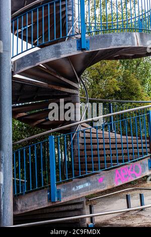 Vue sur l'escalier en acier en spirale, par une journée ensoleillée. Banque D'Images