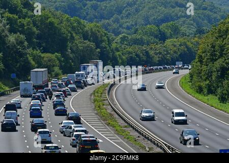 Bristol, Royaume-Uni. 31 juillet 2020. 31 juillet 2020.Afternoon Holiday traffic Jam sur M5 un jour très chaud, en direction du sud entre Gordano Services et Weston Super Mare.Pictures crédit: Robert Timoney/Alamy Live News Banque D'Images