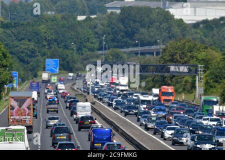 Bristol, Royaume-Uni. 31 juillet 2020. 31 juillet 2020.Afternoon Holiday traffic Jam sur M5 un jour très chaud, en direction du sud entre Gordano Services et Weston Super Mare.Pictures crédit: Robert Timoney/Alamy Live News Banque D'Images