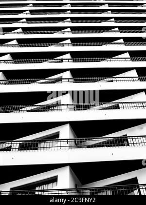 Vue en niveaux de gris d'un bâtiment haut avec balcons Banque D'Images