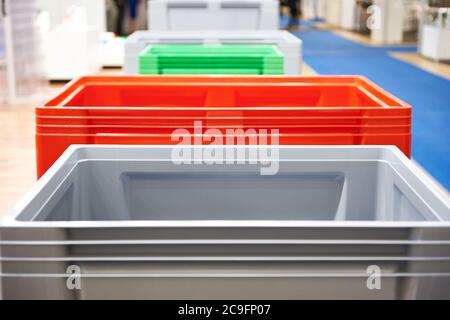 Colorer les boîtes à outils en plastique dans le magasin de quincaillerie Banque D'Images