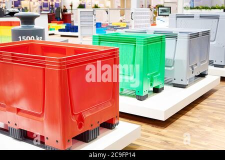 Colorer les boîtes à outils en plastique dans le magasin de quincaillerie Banque D'Images