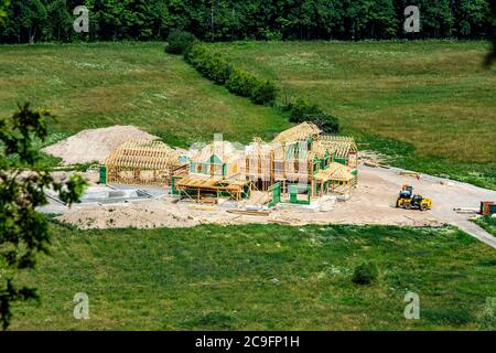 construction d'une grande maison en bois sur un terrain vert Banque D'Images