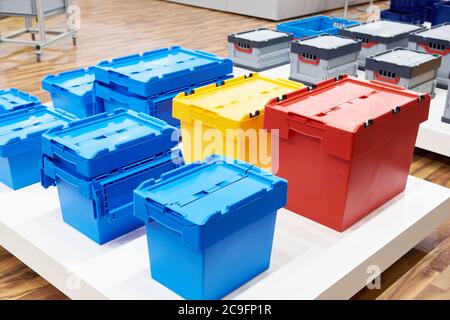 Colorer les boîtes à outils en plastique dans le magasin de quincaillerie Banque D'Images