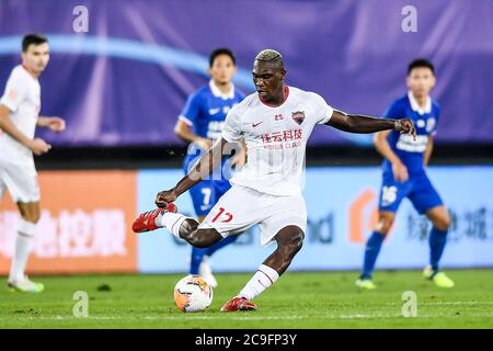 Le joueur de football camerounais John Mary, du F.C. Shenzhen, joue le ballon lors du match contre le F.C. Shenhua de Shanghai Groenland, lors du deuxième tour de la Super League 2020 de l'Association chinoise de football (CSL), dans la ville de Dalian, dans la province de Liaoning, au nord-est de la Chine, le 30 juillet 2020. Shanghai Greenland Shenhua a vaincu le Shenzhen football Club 3-2 au deuxième tour de 2020 CSL. Banque D'Images