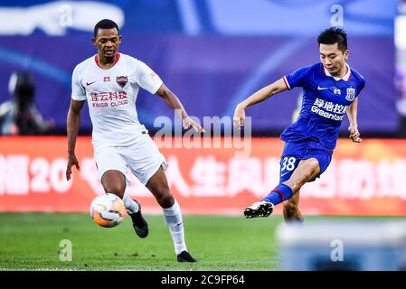 Le joueur colombien Harold Preciado de Shenzhen F.C. obtient le ballon lors du match contre Shanghai Greenland Shenhua F.C. lors du deuxième match de 2020 Chinese football Association Super League (CSL) dans la ville de Dalian, dans la province de Liaoning, au nord-est de la Chine, le 30 juillet 2020. Shanghai Greenland Shenhua a vaincu le Shenzhen football Club 3-2 au deuxième tour de 2020 CSL. Banque D'Images