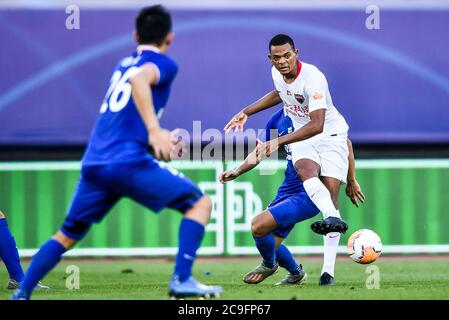 Le joueur colombien Harold Preciado de Shenzhen F.C., blanc, obtient le ballon pendant le match contre Shanghai Greenland Shenhua F.C. au deuxième tour du match de 2020 Chinese football Association Super League (CSL) dans la ville de Dalian, province de Liaoning, dans le nord-est de la Chine, 30 juillet 2020. Shanghai Greenland Shenhua a vaincu le Shenzhen football Club 3-2 au deuxième tour de 2020 CSL. Banque D'Images