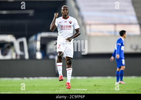 Le joueur de football camerounais John Mary, du F.C. Shenzhen, célèbre après avoir obtenu son score lors du match contre le F.C. Shenhua de Shanghai Groenland, lors du deuxième tour de la Super League 2020 de l'Association chinoise de football (CSL) à Dalian, dans la province de Liaoning, dans le nord-est de la Chine, le 30 juillet 2020. Shanghai Greenland Shenhua a vaincu le Shenzhen football Club 3-2 au deuxième tour de 2020 CSL. Banque D'Images