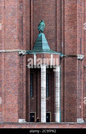 L'Ullsteinhaus est un bâtiment historique classé de style expressionniste brique. Façade en brique, sculpture de hibou à UNE entrée de Tempelhof-Berlin Banque D'Images