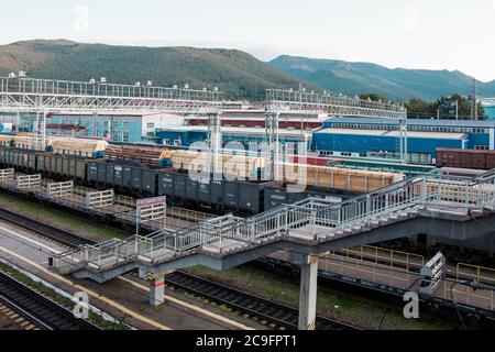 Slyudyanka, Russie - 13 août 2019 : voies ferrées à la gare de Slyudyanka sur le chemin de fer transsibérien. Près du lac Baikal. Banque D'Images