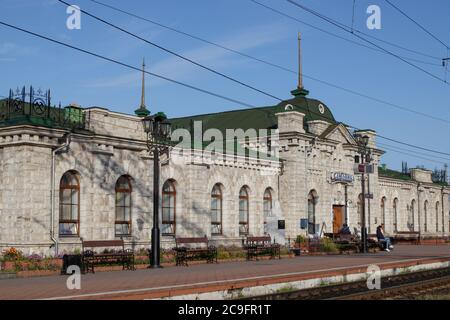 Slyudyanka, Russie - 13 août 2019 : gare de Slyudyanka sur le chemin de fer transsibérien. Près du lac Baikal. Banque D'Images
