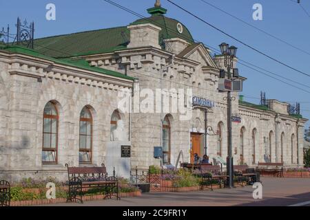 Slyudyanka, Russie - 13 août 2019 : gare de Slyudyanka sur le chemin de fer transsibérien. Près du lac Baikal. Banque D'Images
