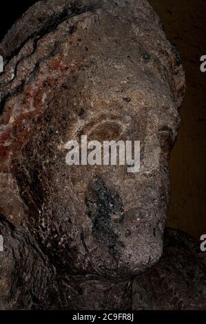 Face de l'homme étrusque s'est entrecômé il y a plus de 2 000 ans. Sculpture en pierre sur sarcophage étrusque dans le musée archéologique de Tarquinia, Latium, Italie. Banque D'Images