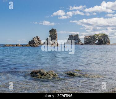 Paysage côtier avec pierres et rochers. Cap Velikan ou Ptichi, île Sakhaline, Russie. Banque D'Images