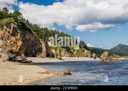 Une belle côte de la mer d'Okhotsk. Cap Velikan, île Sakhaline, Russie. Banque D'Images