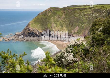 Shipload Bay sur la côte de Devon avec des vagues qui se roulent Banque D'Images