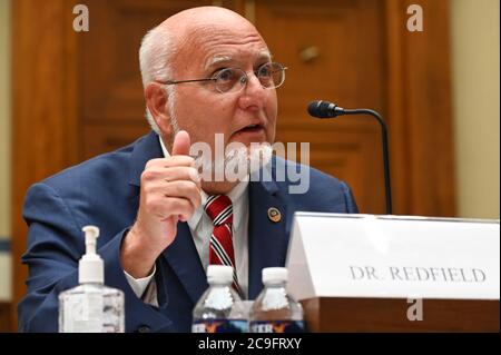 Robert Redfield, directeur des Centers for Disease Control and Prevention (CDC), lors d'un comité spécial de la Chambre sur l'audience de crise du coronavirus à Washington, DC, États-Unis, le vendredi 31 juillet 2020. Les responsables de l'administration Trump sont sur le point de défendre la réponse du gouvernement fédéral à la crise du coronavirus lors de l'audience organisée par un panel de la Chambre des représentants demandant un plan national pour contenir le virus. Crédit : Kevin Dietsch/Pool via CNP/MediaPunch Banque D'Images