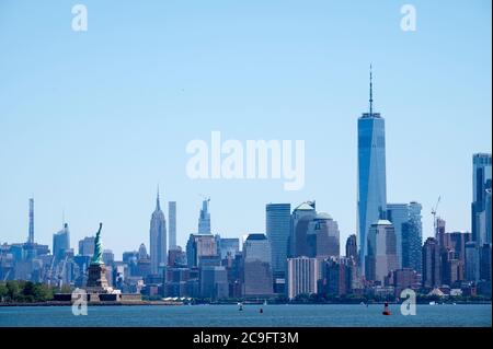 Lady Liberty et New York City Skyline vus de Bayonne, New Jersey Banque D'Images