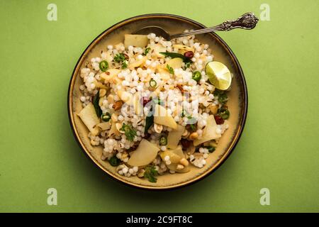 Sabudana khichdi / Khichadi est une recette indienne à jeun ou de la nourriture de Vrat consommée pendant navratri, ekadashi ou ganesh chaturthi Banque D'Images