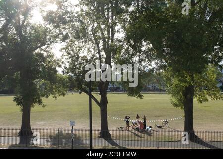 Une fête d'anniversaire a lieu entre les cendres lors de la pandémie du coronavirus à Ruskin Park, dans le quartier de Lambeth, dans le sud de Londres, le 29 juillet 2020, à Londres, en Angleterre. Banque D'Images