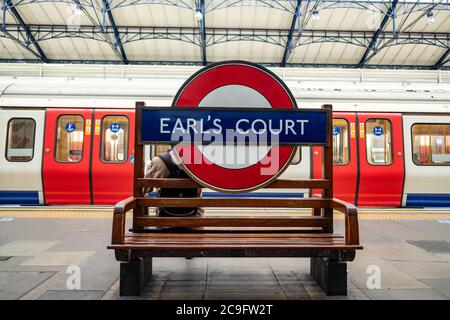 LONDON- Earl's court Station plate-forme, a District et Piccadilly Line station de métro de Londres dans le sud-ouest de Londres Banque D'Images