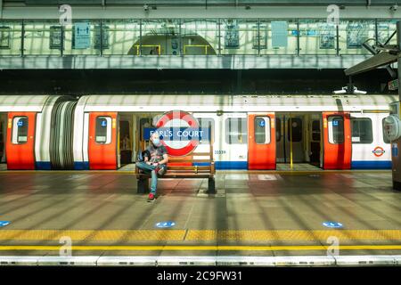 LONDON- Earl's court Station plate-forme, a District et Piccadilly Line station de métro de Londres dans le sud-ouest de Londres Banque D'Images