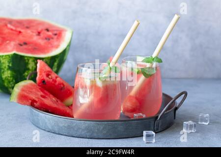 Une délicieuse limonade de pastèques d'été dans deux verres sur une table en pierre Banque D'Images