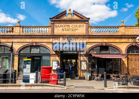 Station de métro Barons court London dans le quartier Hammersmith / Kensington de West London Banque D'Images