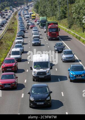 Chorley, Lancashire ; météo Royaume-Uni le 31 juillet 2020. En dépit d'un verrouillage prolongé dans le grand soleil d'été de Manchester et les températures élevées font sortir les vacanciers se dirigeant vers le nord sur la M6 pour une pause de week-end. Crédit ; MediaWorldImages/AlamyLivenews Banque D'Images