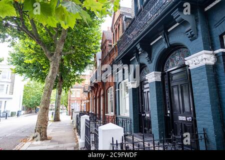 Belle rue de maisons mitoyennes résidentielles sur Kensington, West London Banque D'Images