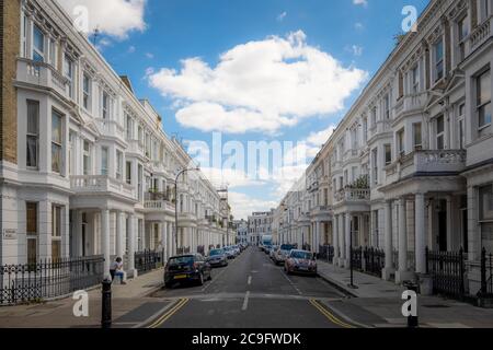 Belle rue de maisons mitoyennes résidentielles sur Kensington, West London Banque D'Images