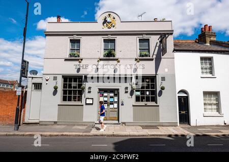 Le pub Colton Arms sur Greyhound Road à Fulham, dans l'ouest de Londres Banque D'Images