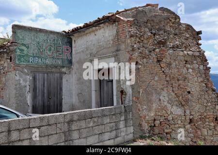 Calitri - Casa diruta del borgo Banque D'Images