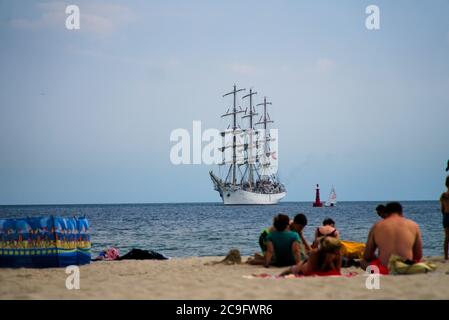 Le navire polonais d'entraînement à la voile Dar Mlodziezy arrive à la Gdynia port après un accident tragique qui s'est produit le même jour - 20 juillet 2020 Banque D'Images