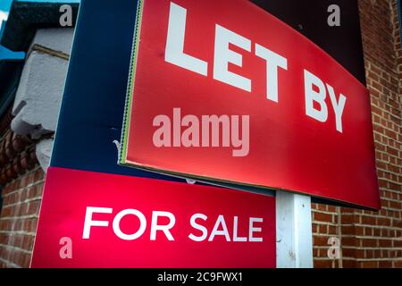 Panneaux « To Let » et « for sale » de l'agence immobilière sur la rue des maisons britanniques avec espace pour le texte Banque D'Images