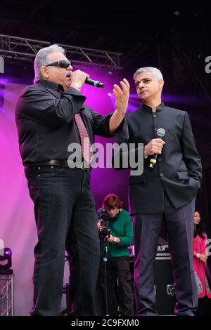 Le maire de Londres, Sadiq Khan, parle sur scène lors du 2019 Fête de Diwali in the Square dans le centre de Londres Banque D'Images